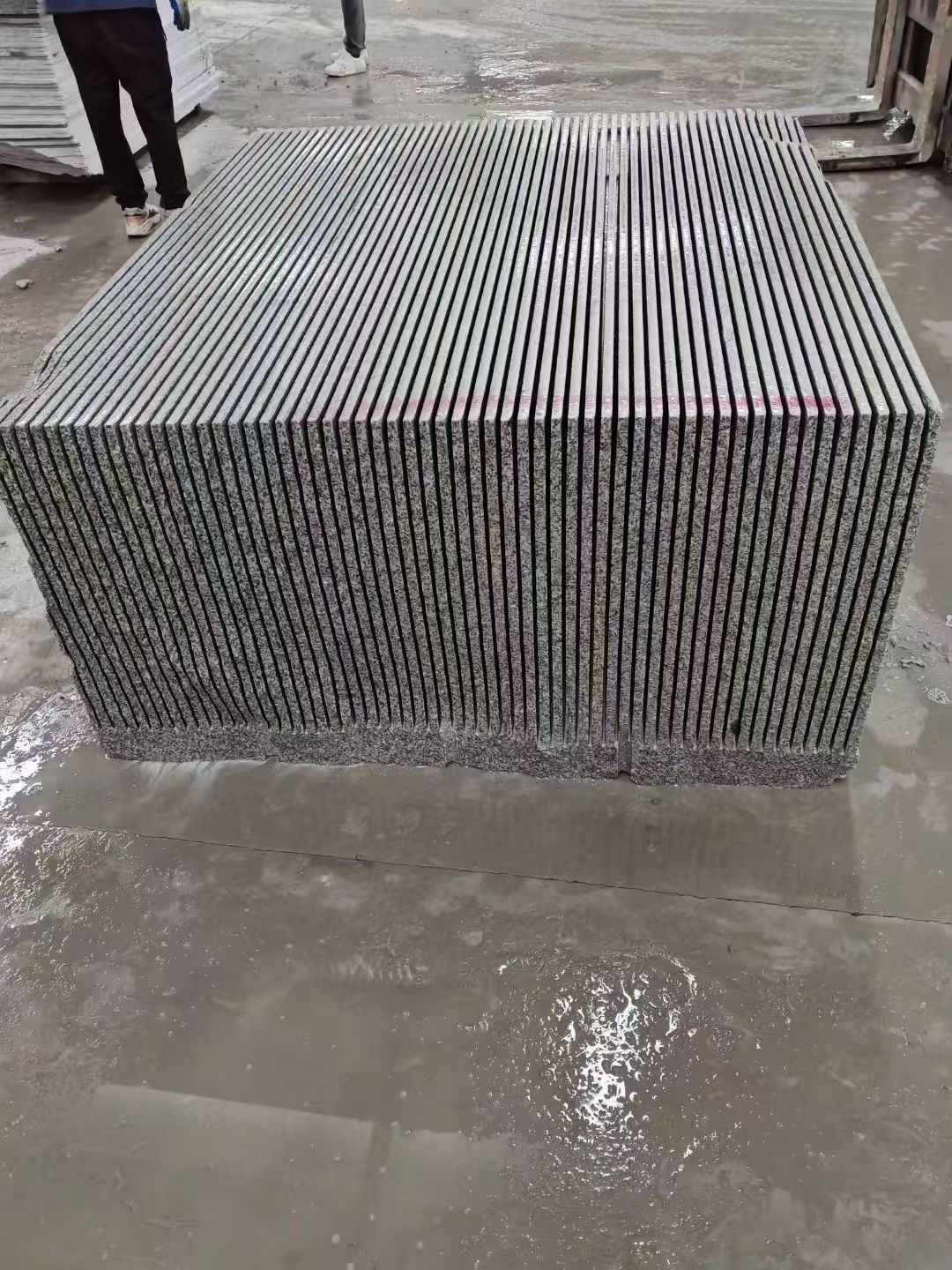 宁德芝麻白毛板荒料切割